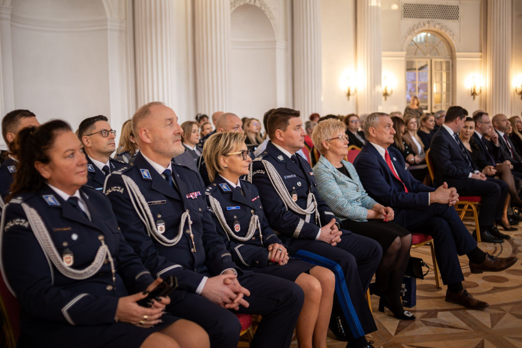 Kobiety z komendy policji świętowały 100-lecie