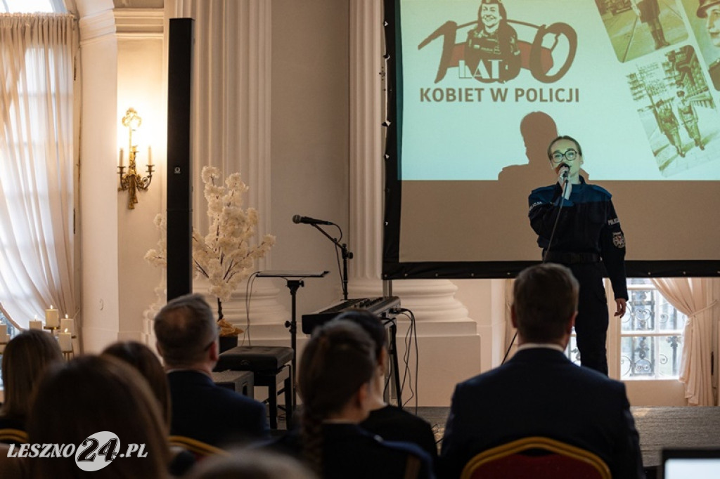 Kobiety z komendy policji świętowały 100-lecie