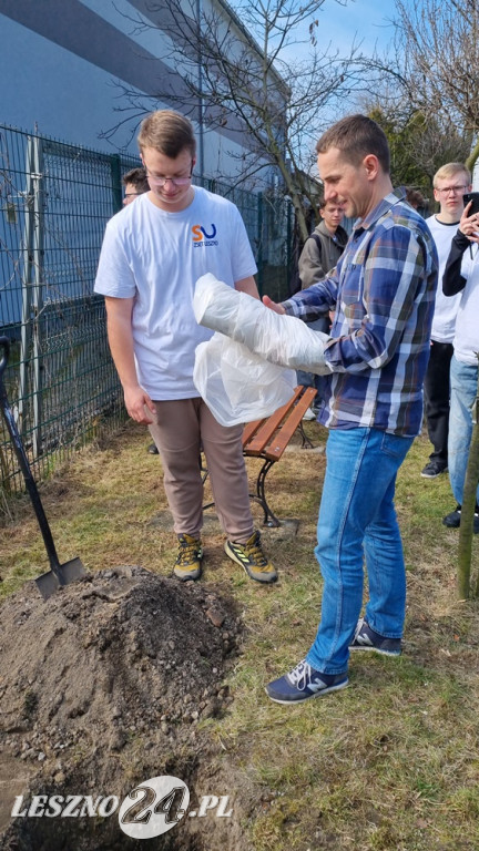 Kapsuła czasu wkopana w ZSE-T w Lesznie