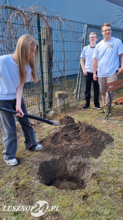 Kapsuła czasu wkopana w ZSE-T w Lesznie