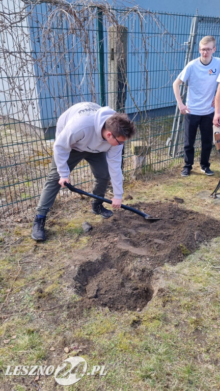 Kapsuła czasu wkopana w ZSE-T w Lesznie