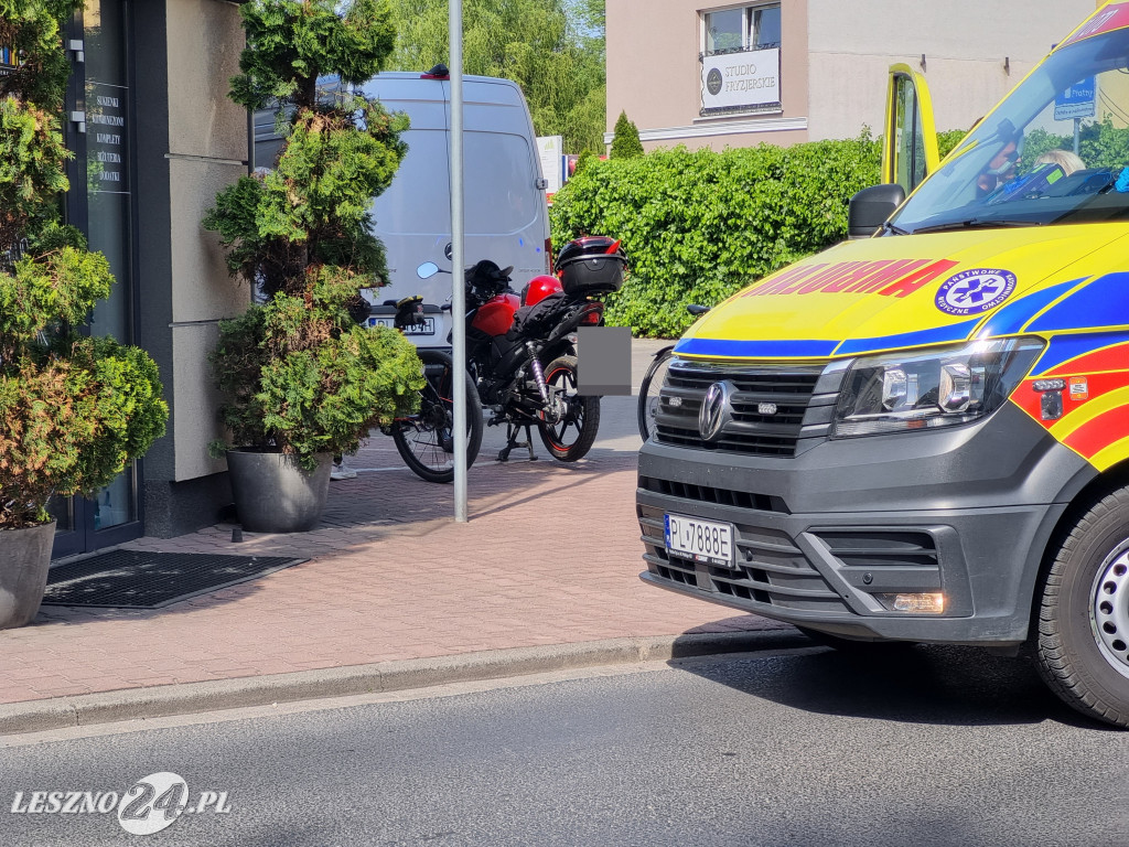 Zderzenie osobówki i motocykla w Lesznie