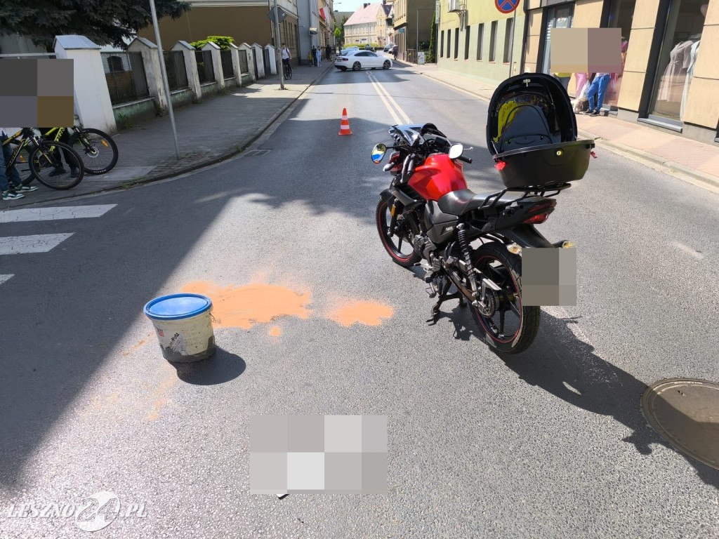 Zderzenie osobówki i motocykla w Lesznie