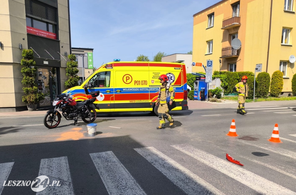 Zderzenie osobówki i motocykla w Lesznie