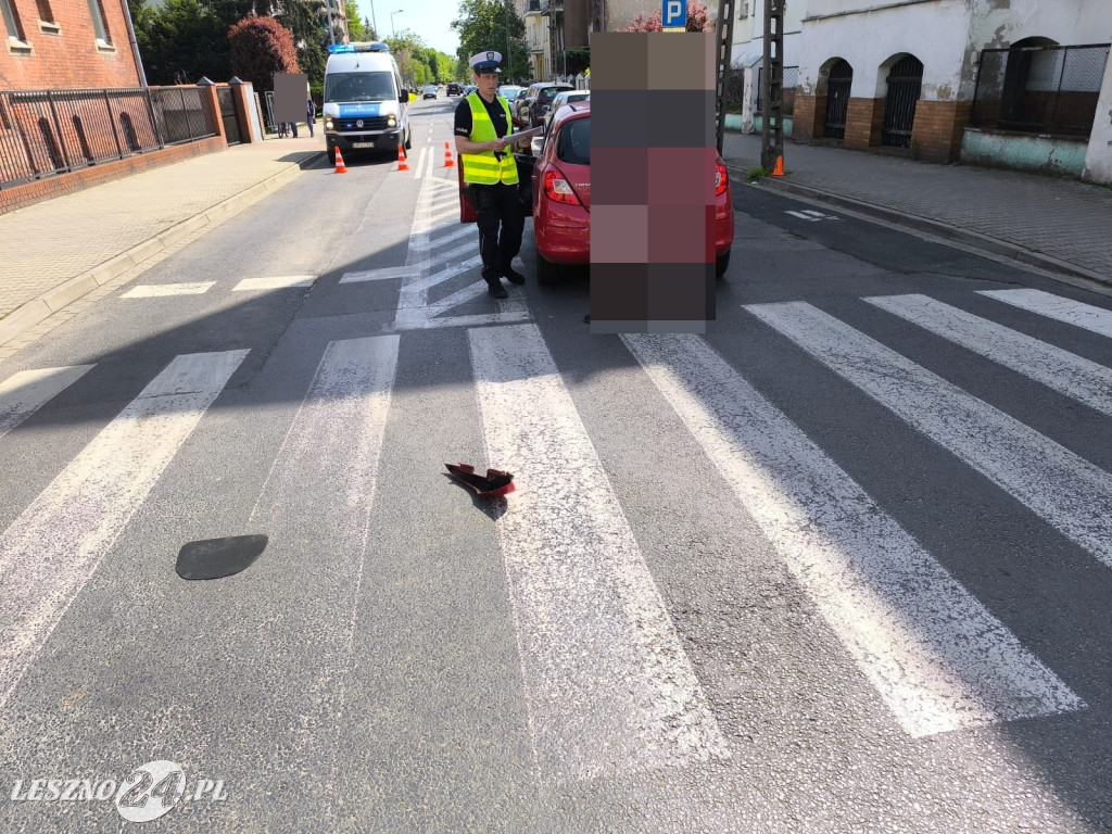 Zderzenie osobówki i motocykla w Lesznie