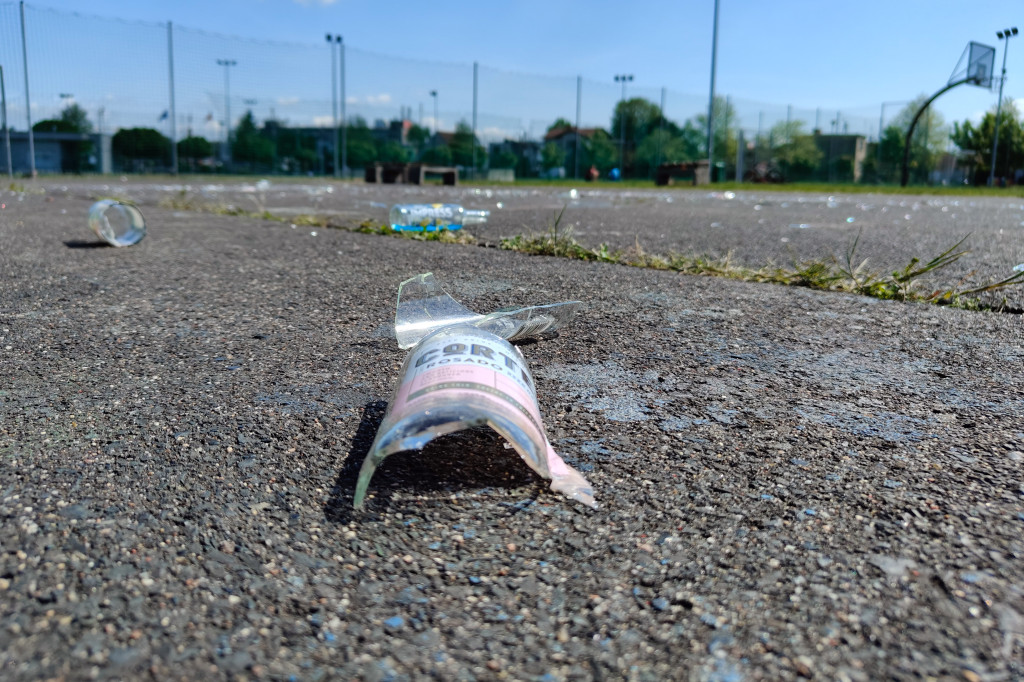 Szkło i śmieci na boisku przy Skateplazie w Lesznie
