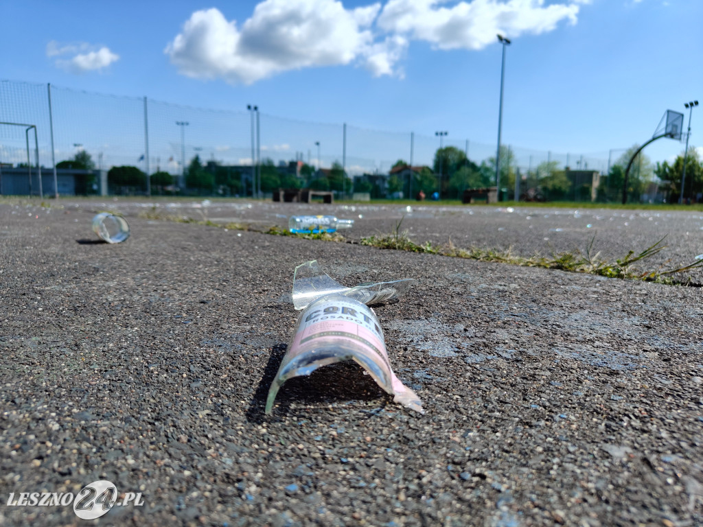 Szkło i śmieci na boisku przy Skateplazie w Lesznie
