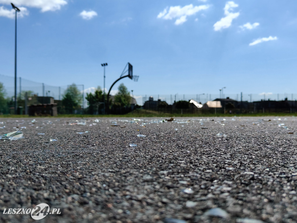 Szkło i śmieci na boisku przy Skateplazie w Lesznie
