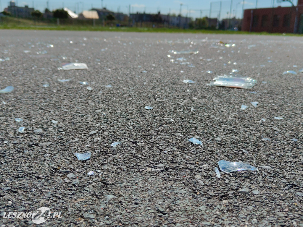 Szkło i śmieci na boisku przy Skateplazie w Lesznie