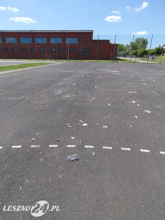 Szkło i śmieci na boisku przy Skateplazie w Lesznie