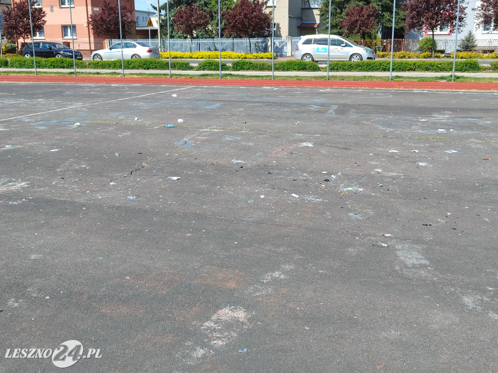 Szkło i śmieci na boisku przy Skateplazie w Lesznie