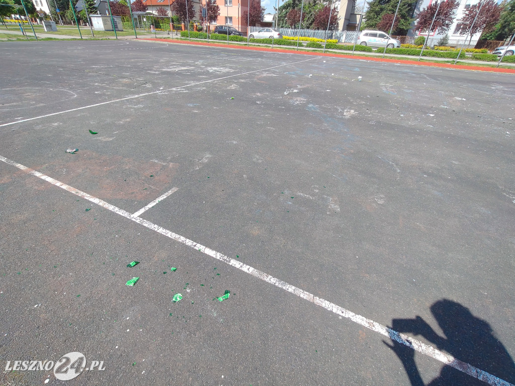 Szkło i śmieci na boisku przy Skateplazie w Lesznie