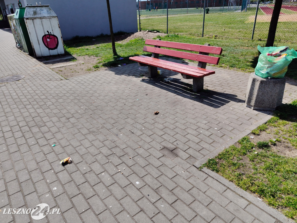 Szkło i śmieci na boisku przy Skateplazie w Lesznie
