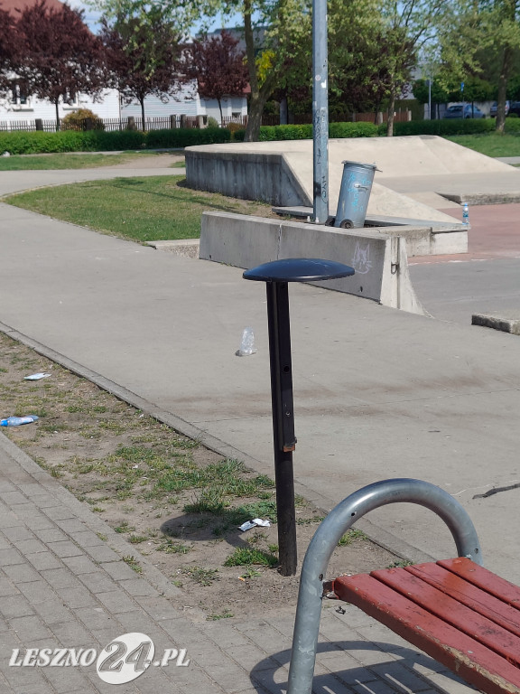 Szkło i śmieci na boisku przy Skateplazie w Lesznie