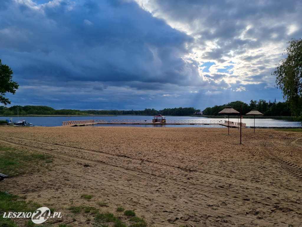 Plaża nad jeziorem pięknieje