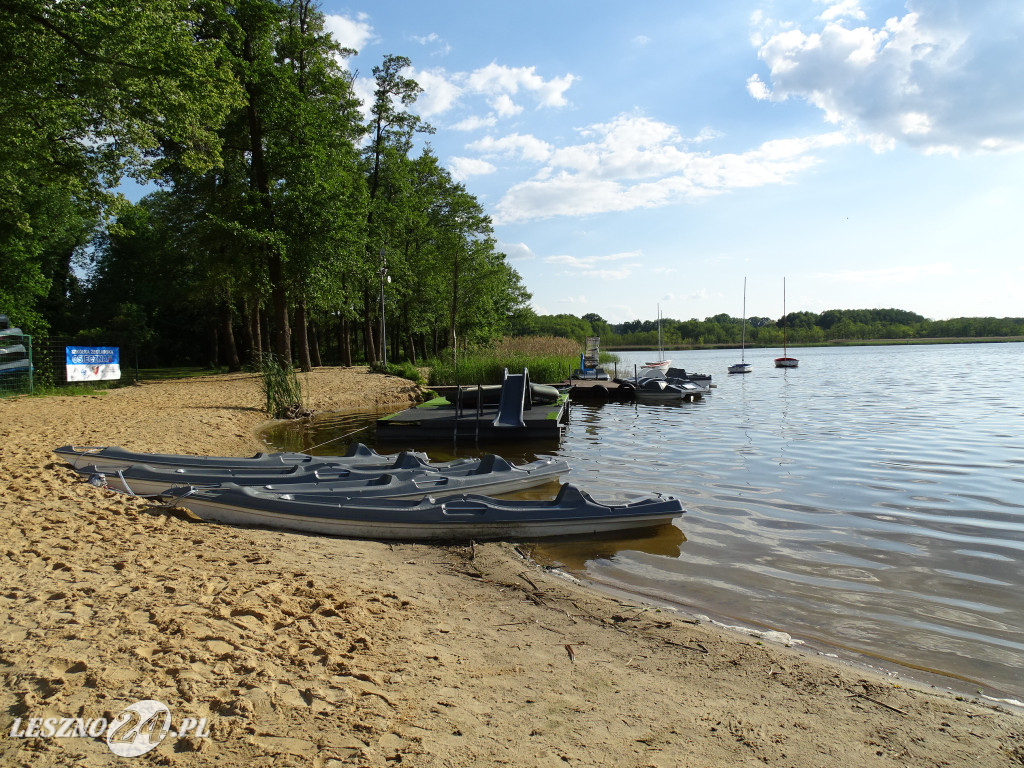 Plaża nad jeziorem pięknieje