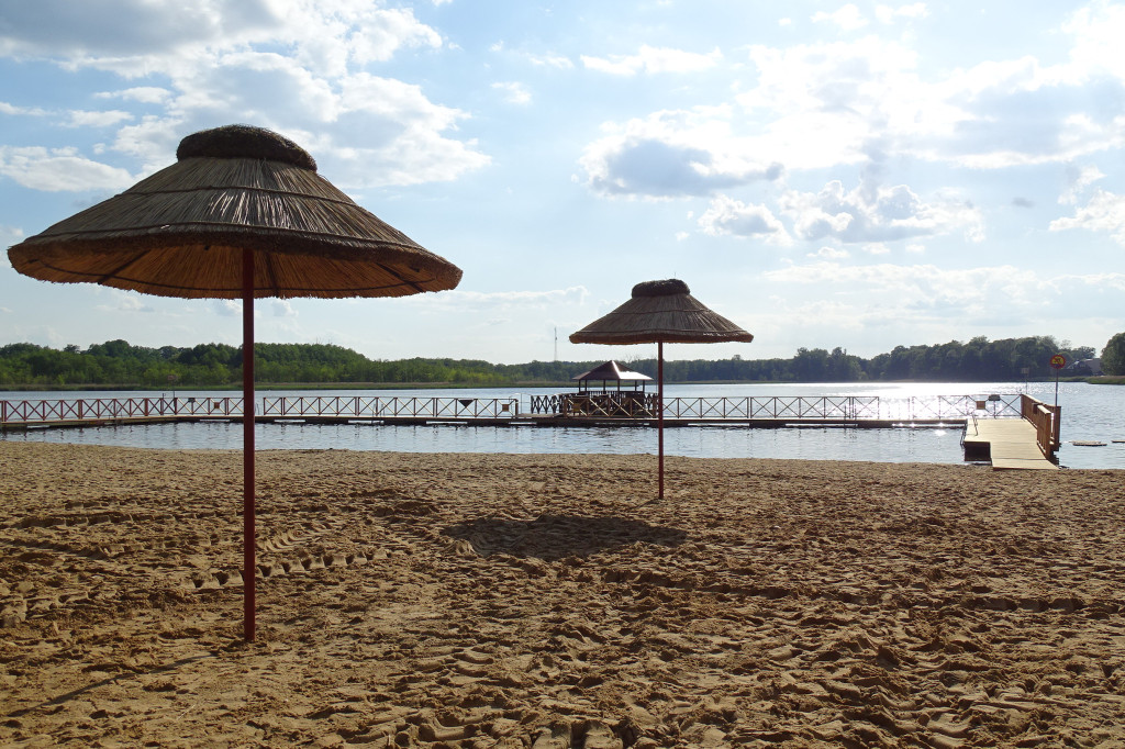 Plaża nad jeziorem pięknieje