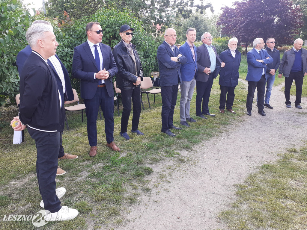 Odsłonięcie tablicy na leszczyńskim stadionie