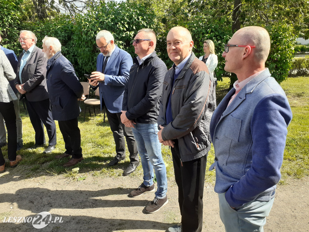 Odsłonięcie tablicy na leszczyńskim stadionie