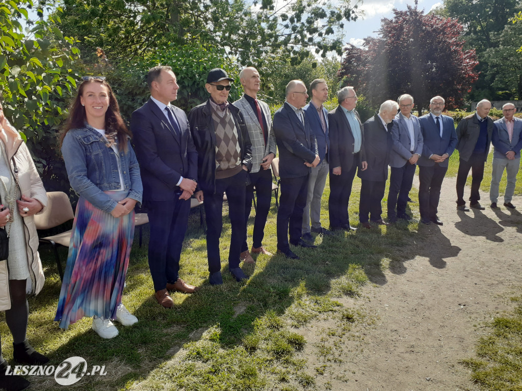 Odsłonięcie tablicy na leszczyńskim stadionie