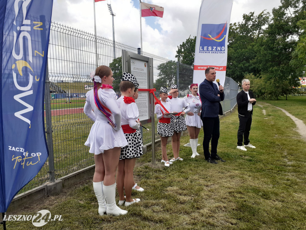 Odsłonięcie tablicy na leszczyńskim stadionie