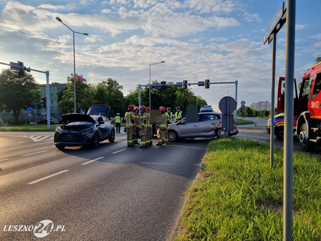 Zderzenie aut na al. Konstytucji 3 Maja w Lesznie