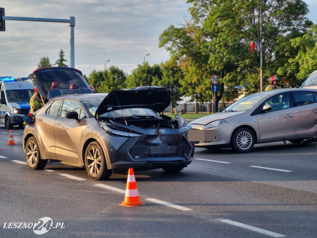 Zderzenie aut na al. Konstytucji 3 Maja w Lesznie