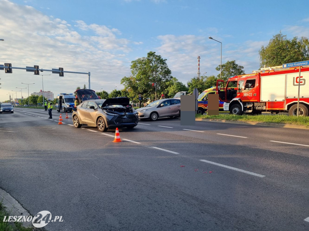 Zderzenie aut na al. Konstytucji 3 Maja w Lesznie