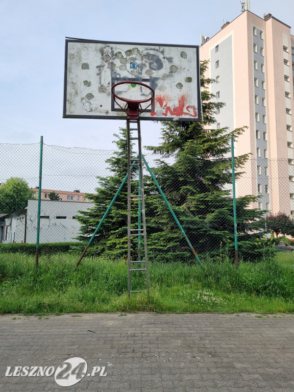 Zaśmiecone boisko przy al. Sułkowskiego w Lesznie