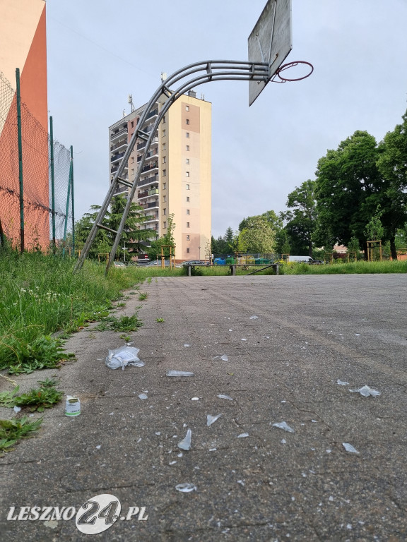 Zaśmiecone boisko przy al. Sułkowskiego w Lesznie