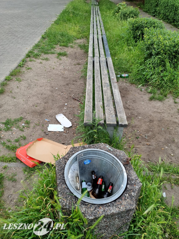 Zaśmiecone boisko przy al. Sułkowskiego w Lesznie