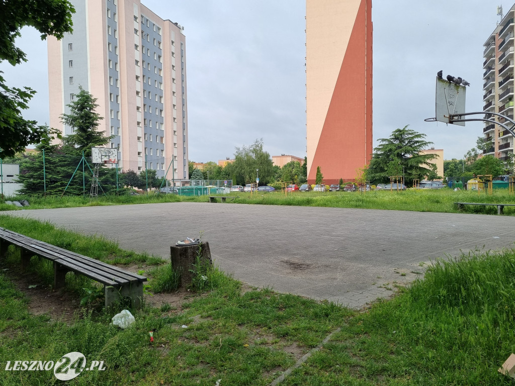 Zaśmiecone boisko przy al. Sułkowskiego w Lesznie