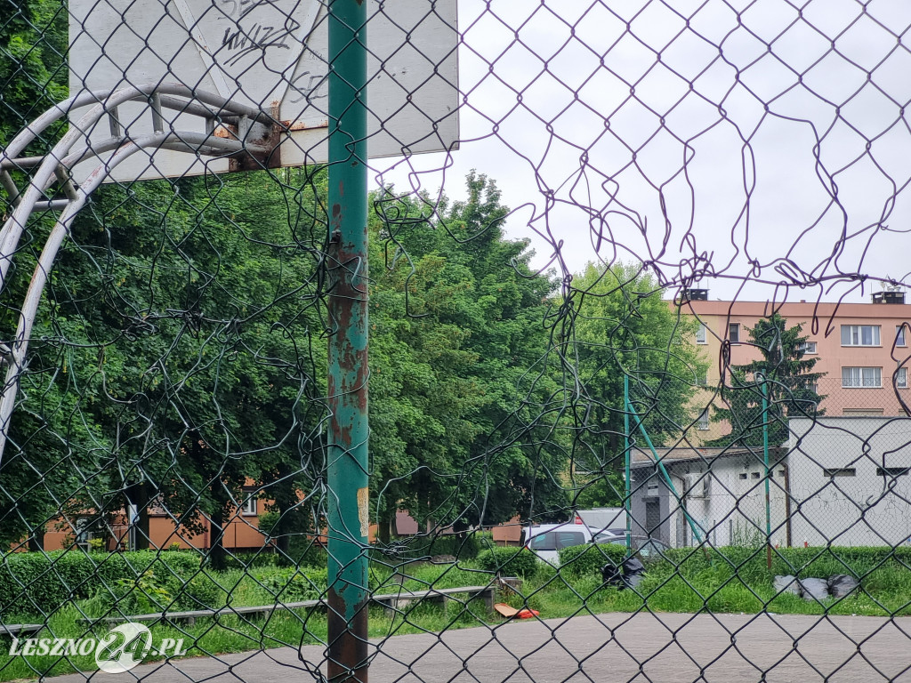 Zaśmiecone boisko przy al. Sułkowskiego w Lesznie