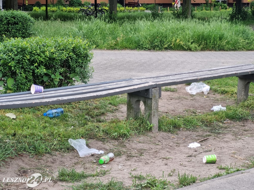 Zaśmiecone boisko przy Sułkowskiego. Ciąg dalszy