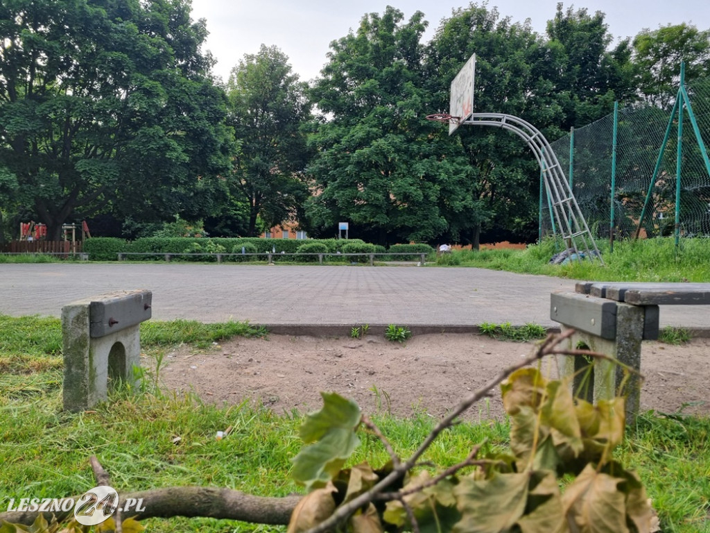 Zaśmiecone boisko przy Sułkowskiego. Ciąg dalszy