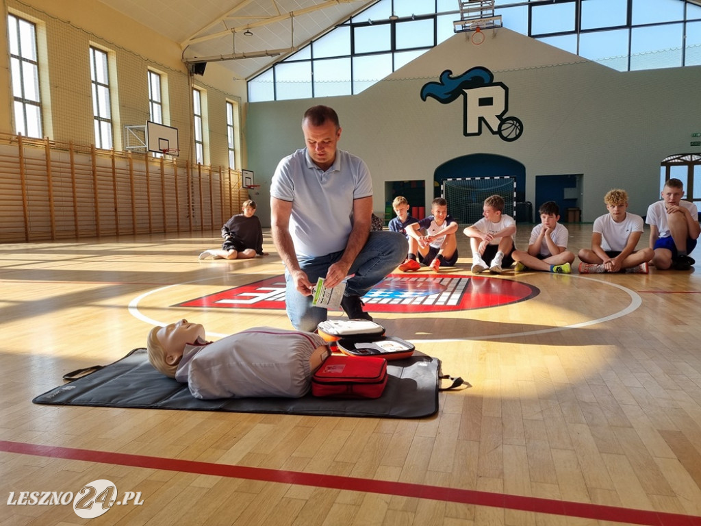 Instruktaż z obsługi AED w Rydzynie dla uczniów