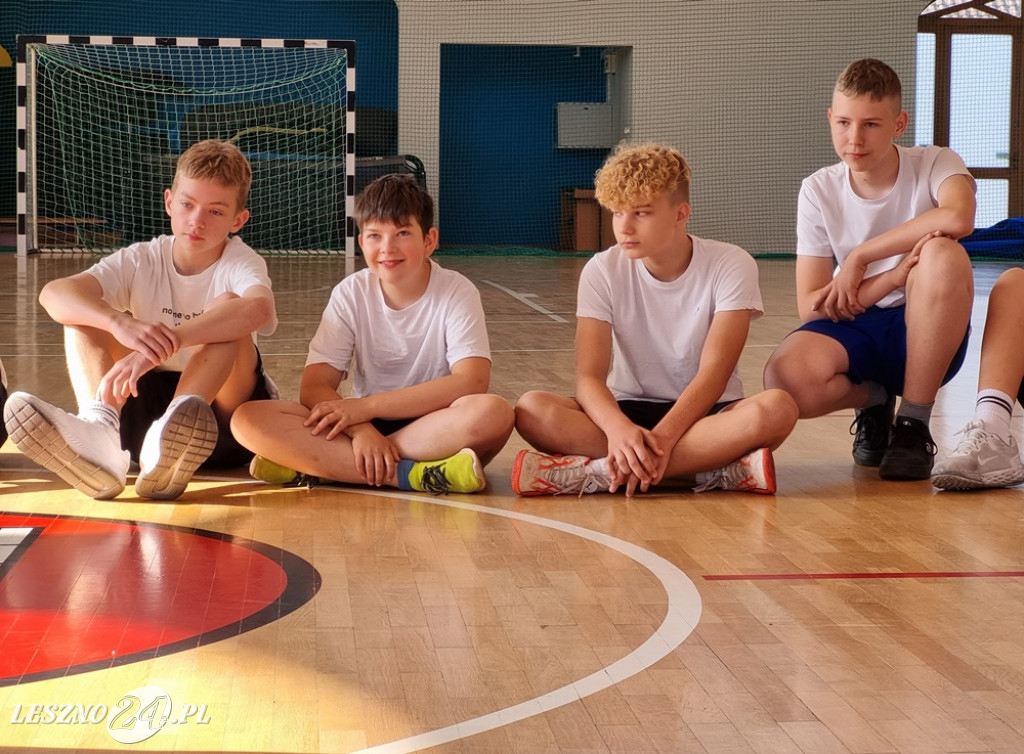 Instruktaż z obsługi AED w Rydzynie dla uczniów