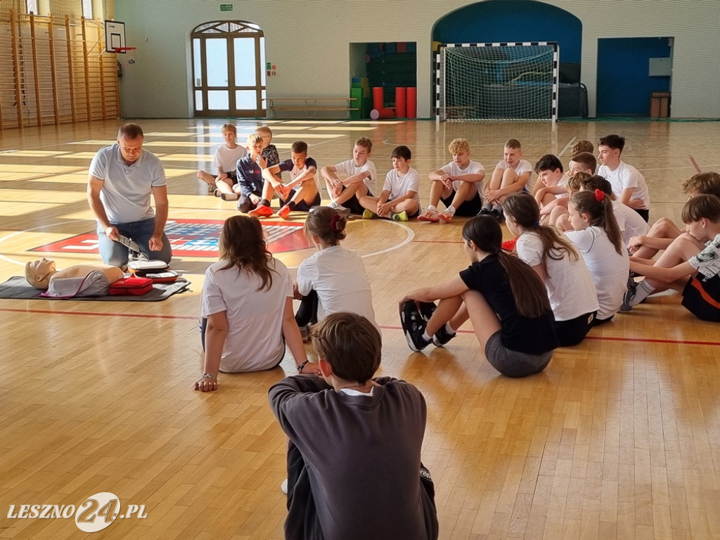 Instruktaż z obsługi AED w Rydzynie dla uczniów