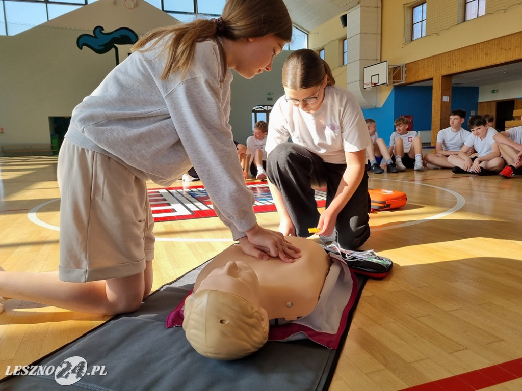 Instruktaż z obsługi AED w Rydzynie dla uczniów