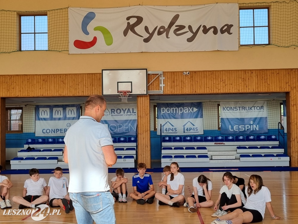 Instruktaż z obsługi AED w Rydzynie dla uczniów