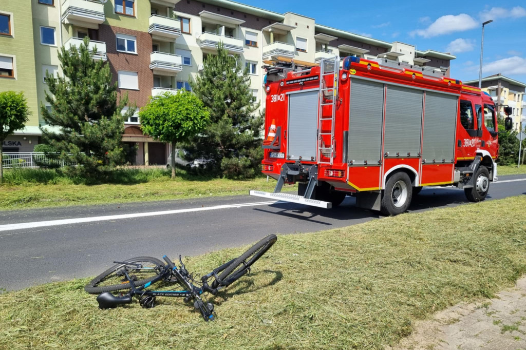 Zderzenie rowerzysty i auta przy rondzie