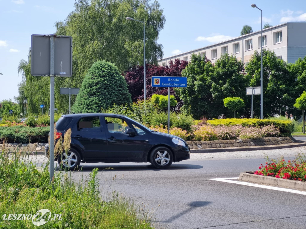 Zderzenie rowerzysty i auta przy rondzie