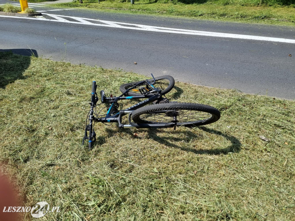 Zderzenie rowerzysty i auta przy rondzie