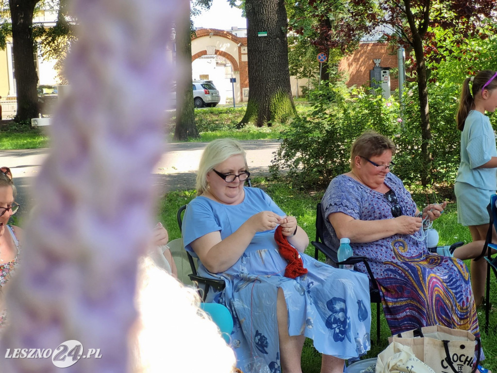 Światowy Dzień Dziergania w Miejscach Publicznych w Lesznie