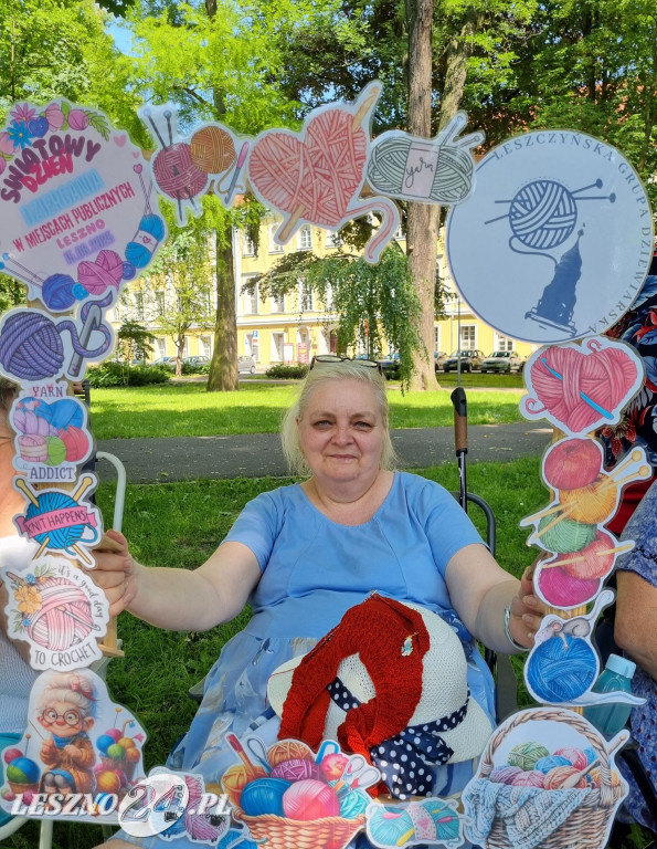 Światowy Dzień Dziergania w Miejscach Publicznych w Lesznie