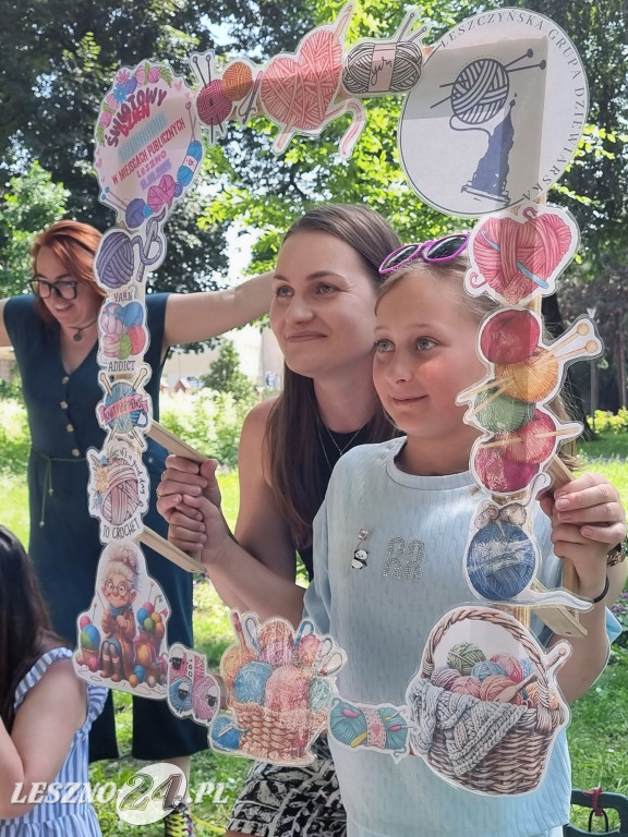 Światowy Dzień Dziergania w Miejscach Publicznych w Lesznie