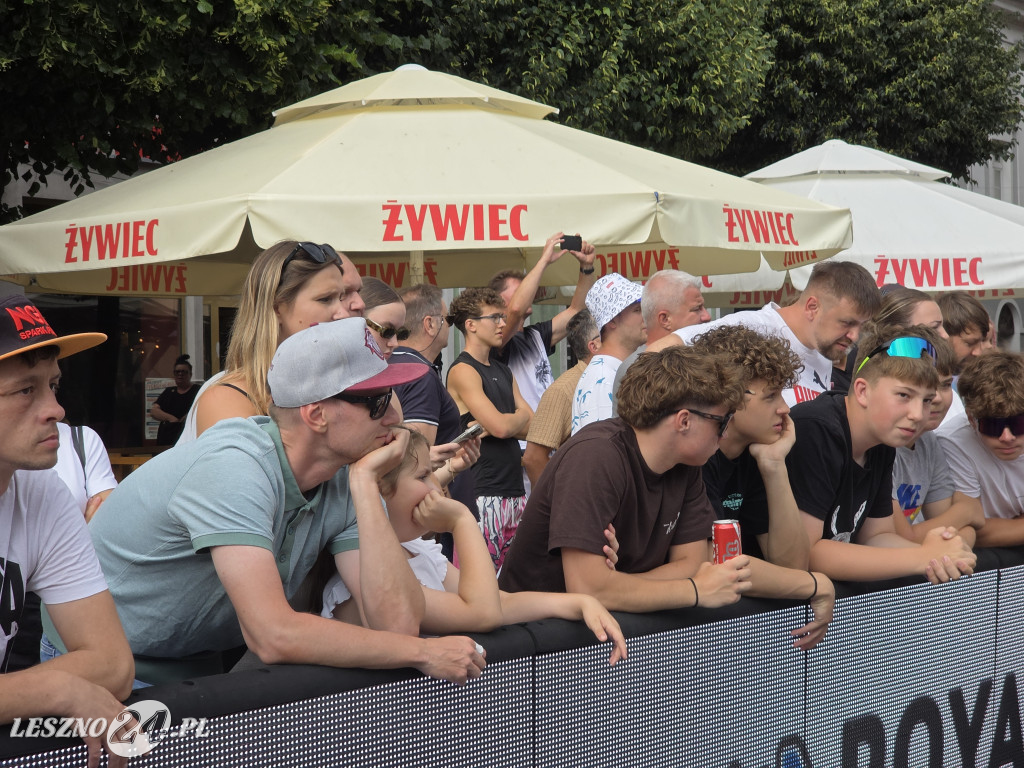 Konkurs wsadów do kosza na Rynku w Lesznie