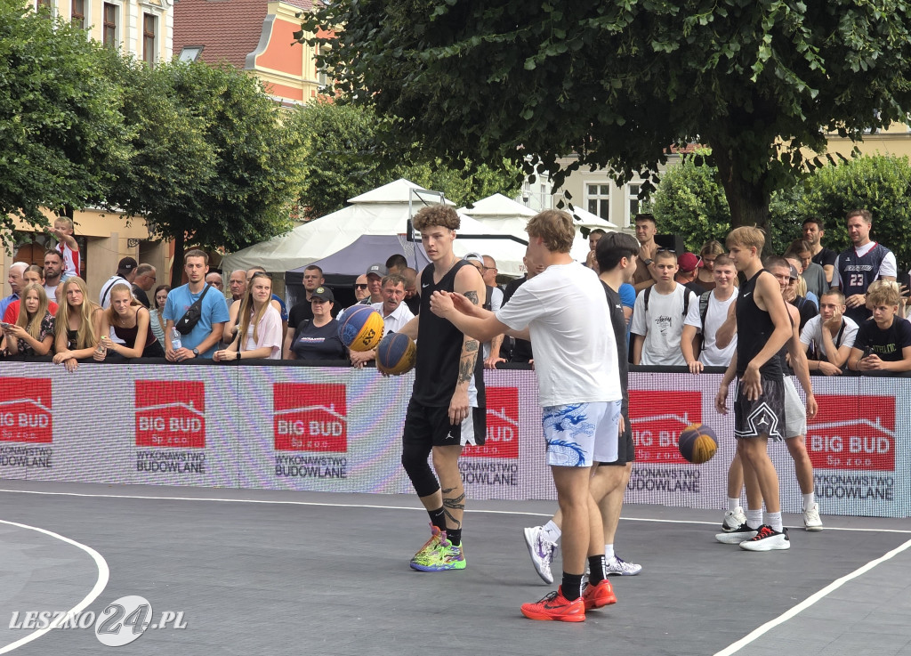 Konkurs wsadów do kosza na Rynku w Lesznie