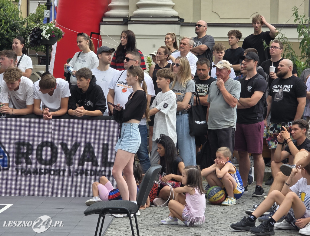 Konkurs wsadów do kosza na Rynku w Lesznie