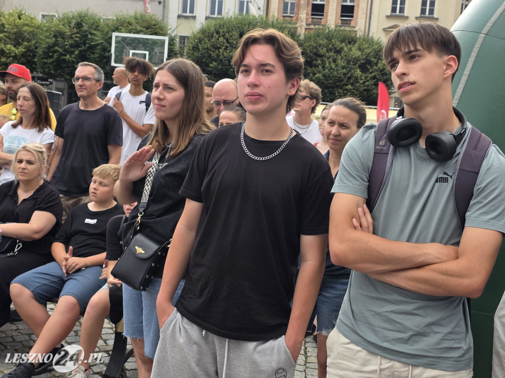 Konkurs wsadów do kosza na Rynku w Lesznie